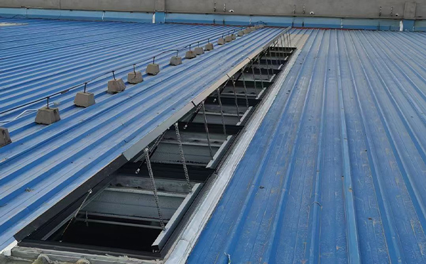 某城市大型商业综合体中庭康县排烟窗工程